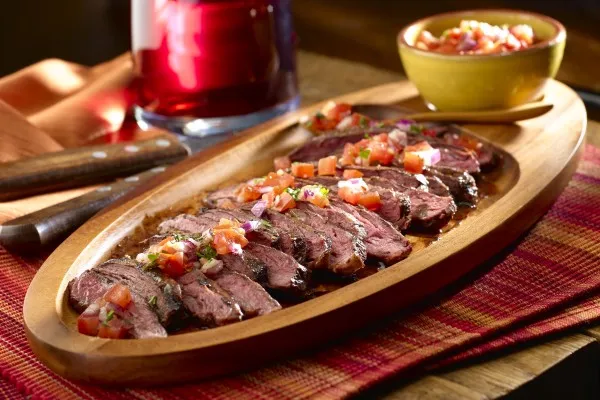 Аргентинский стейк на гриле с Salsa Criolla