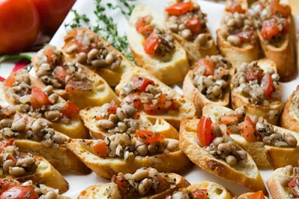Брускетта с белой фасолью
