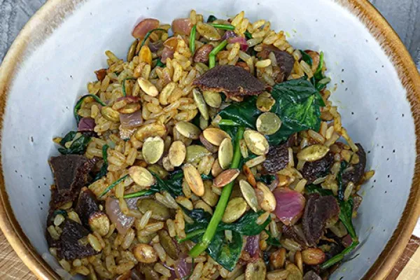 Карри из бурого риса с тыквенными семечками, курагой и шпинатом