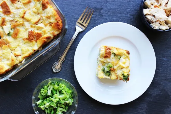 Хлебная запеканка с курицей, сыром и овощами