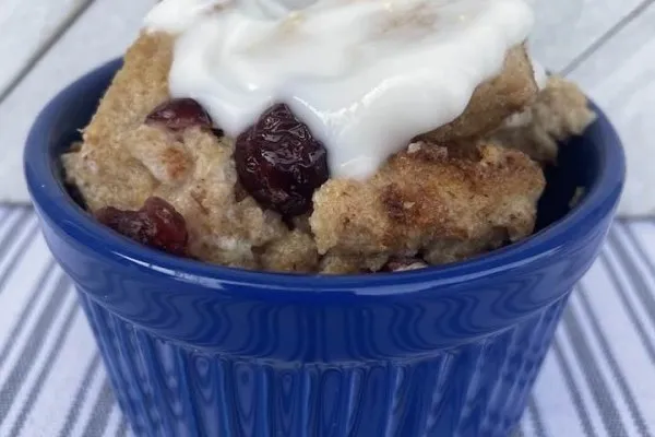 Хлебный пудинг с ванильным соусом