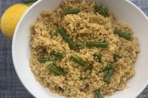 Киноа с имбирём и стручковой фасолью