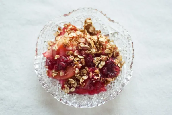 Крамбл с яблоками и клюквой