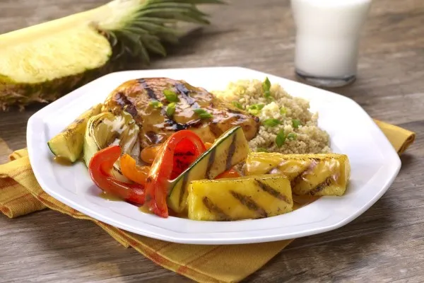 Курица на гриле с ананасово-имбирной глазурью, цукини и перцем