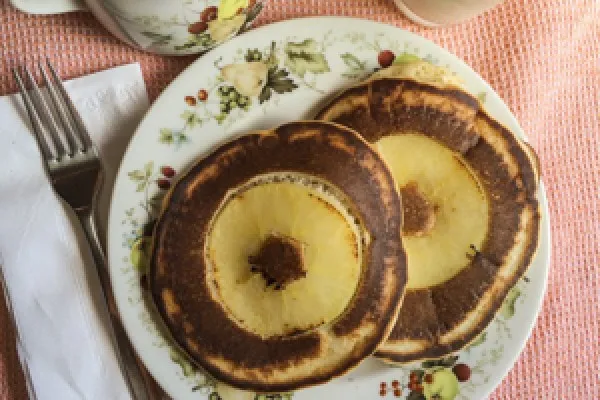 Панкейки с ломтиками яблок