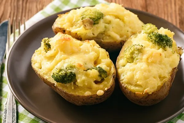 Печёный картофель с брокколи
