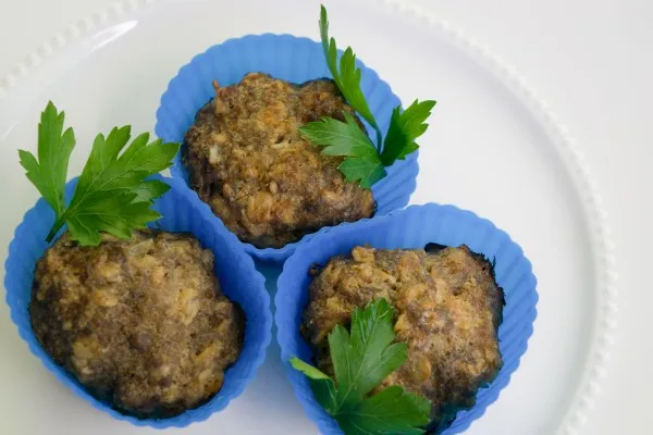 Пикантные маффины из мясного рулета