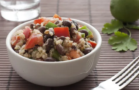 Салат из киноа и чёрной фасоли
