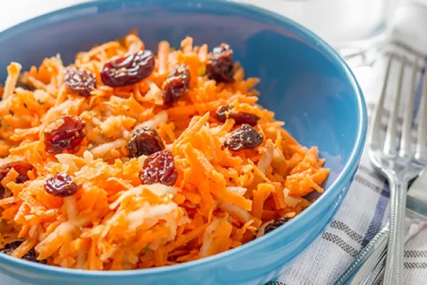 Салат из моркови с изюмом