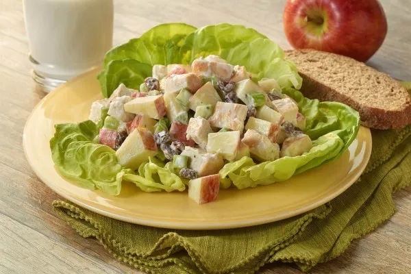 Салат с яблоком и курицей