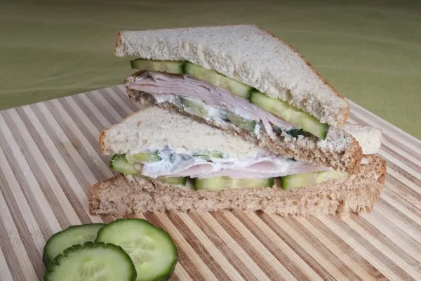 Сэндвич с индейкой и огурцом