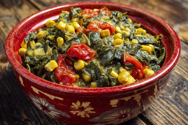 Шпинат, помидоры и кукуруза