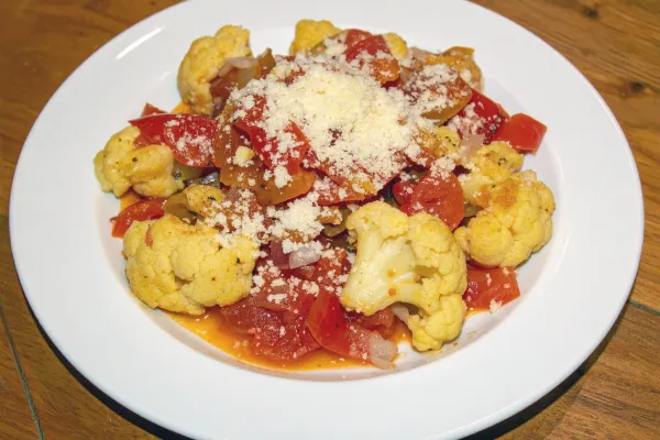 Тушёная цветная капуста с помидорами и луком