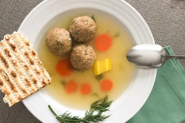 Вегетарианский суп с клёцками из мацы
