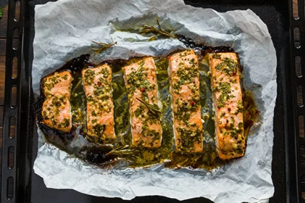 Запечённый лосось с травами и лимоном